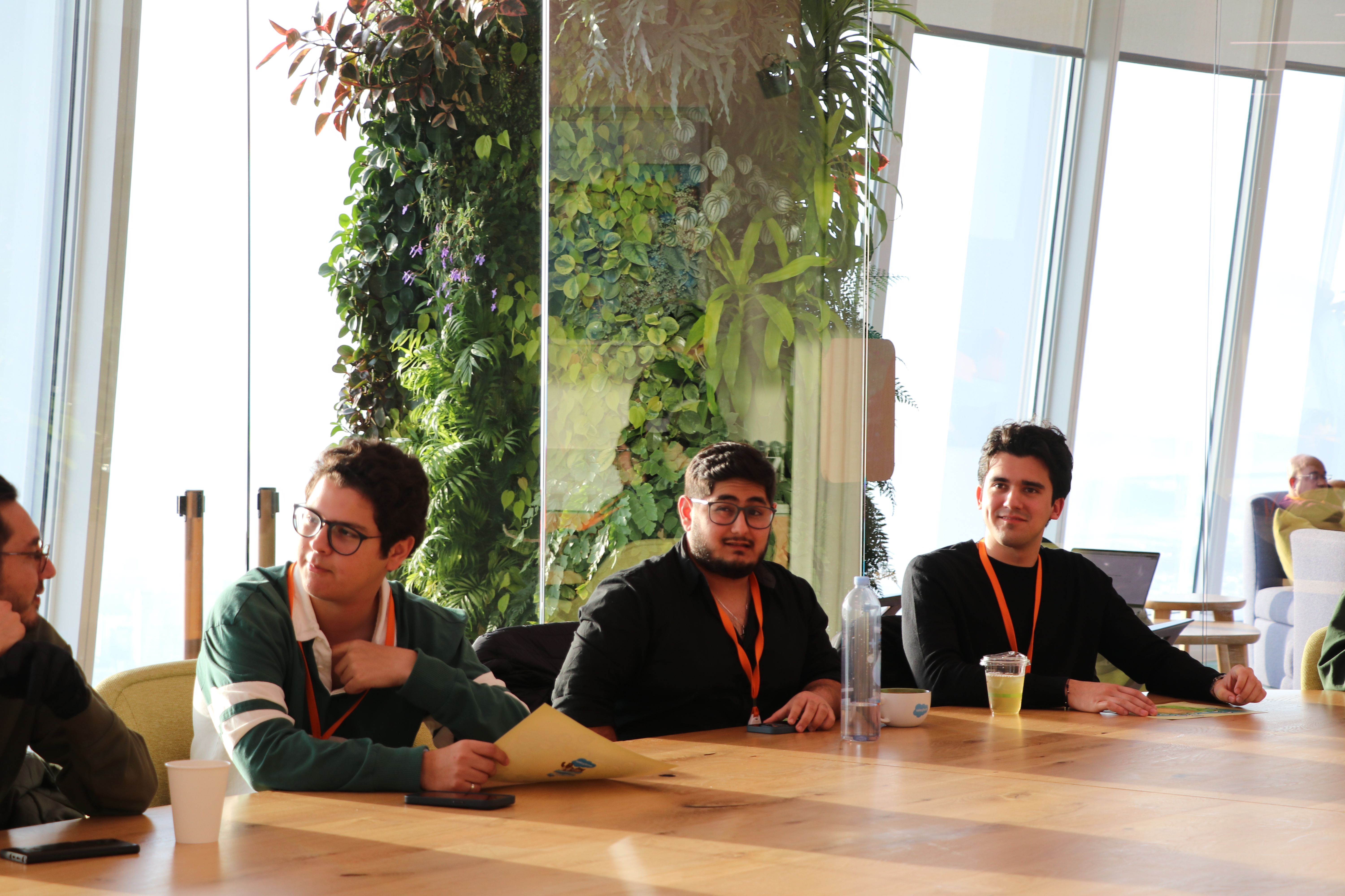 Luis Aguilar en reunión en empresa tech de San Francisco