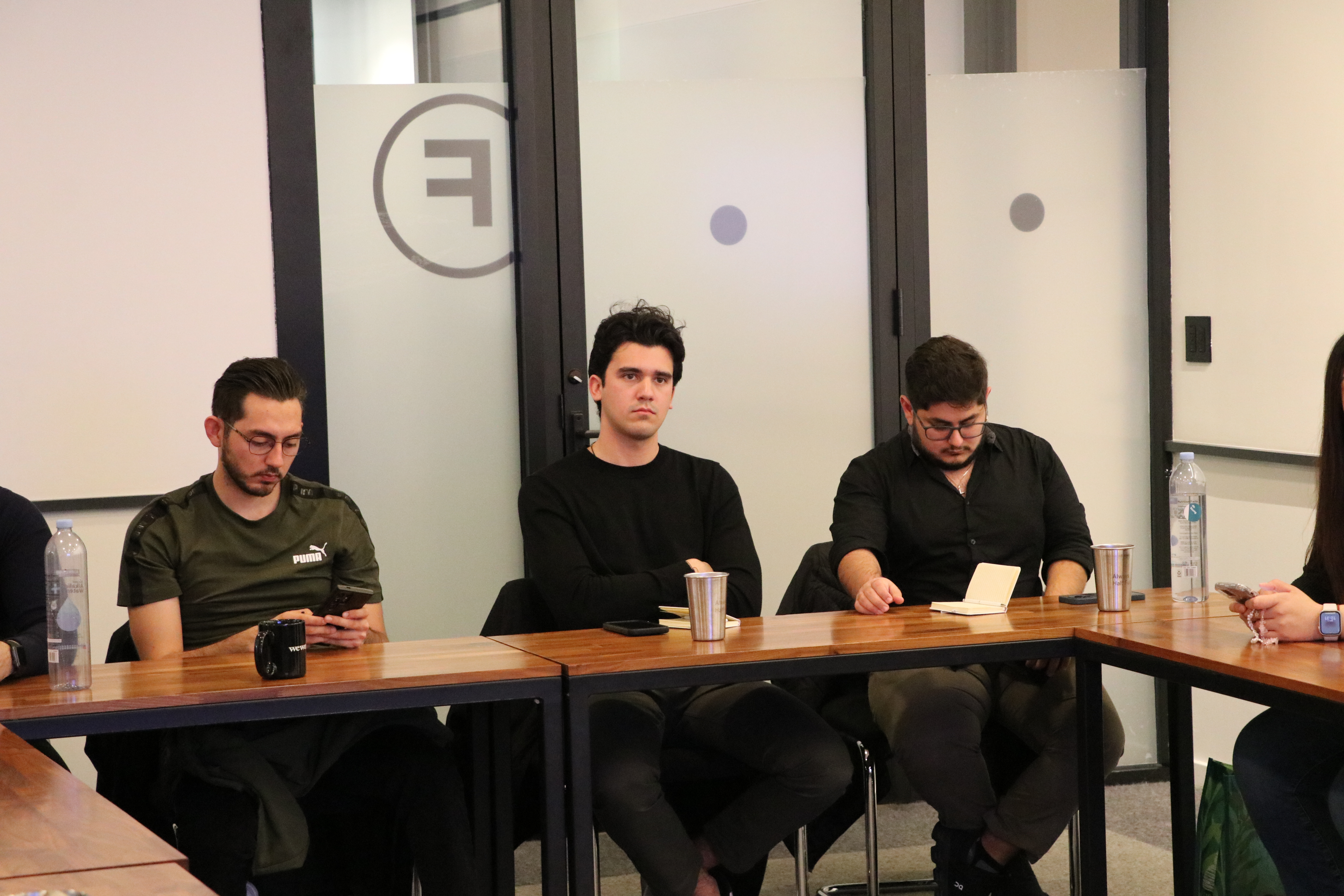 Luis Aguilar en visita a empresa de tecnología en San Francisco